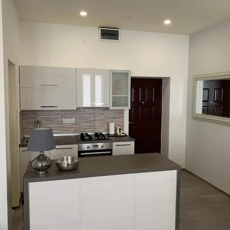 Zara City Apartments דירה